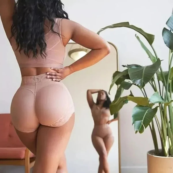 Mujer usando el panty moldeador bajo su ropa